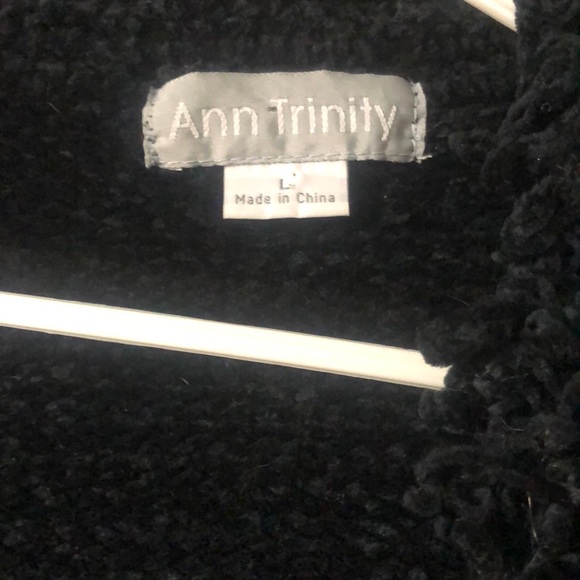 Black vest, soft, frilly collar, size L - Picture 3 of 3